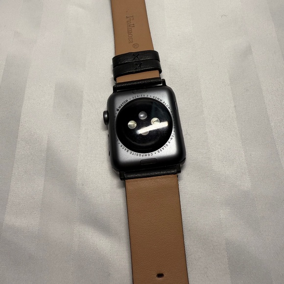 Apple Watch Series 3 (42mm) – Aluminum Case + GPS – Black Leather Band - Picture 3 of 8